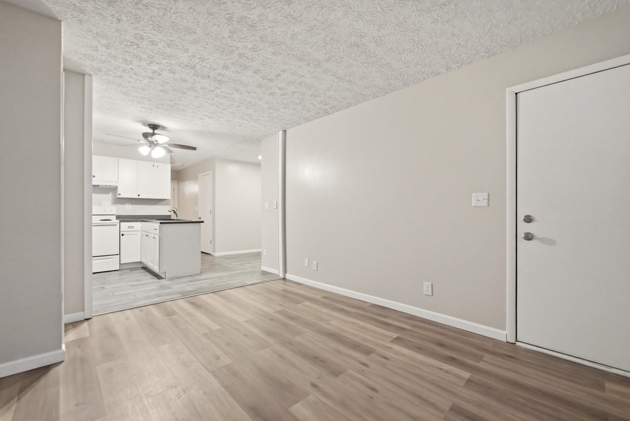 140 Sycamore Ct #142 - Photo 2 of 11