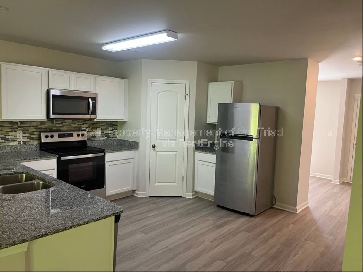 3802 Bellingham Ct - Photo 2 of 10