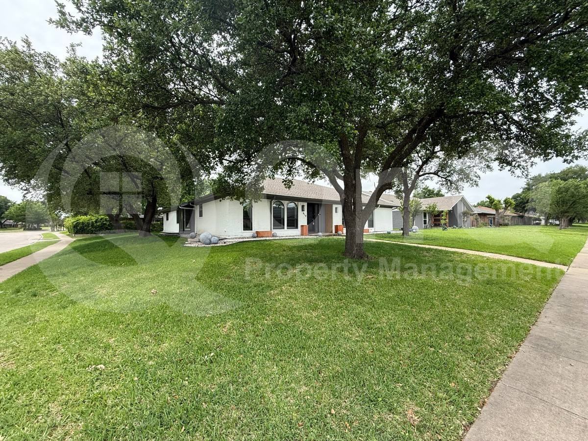 914 Hillsdale Dr - Photo 3 of 10