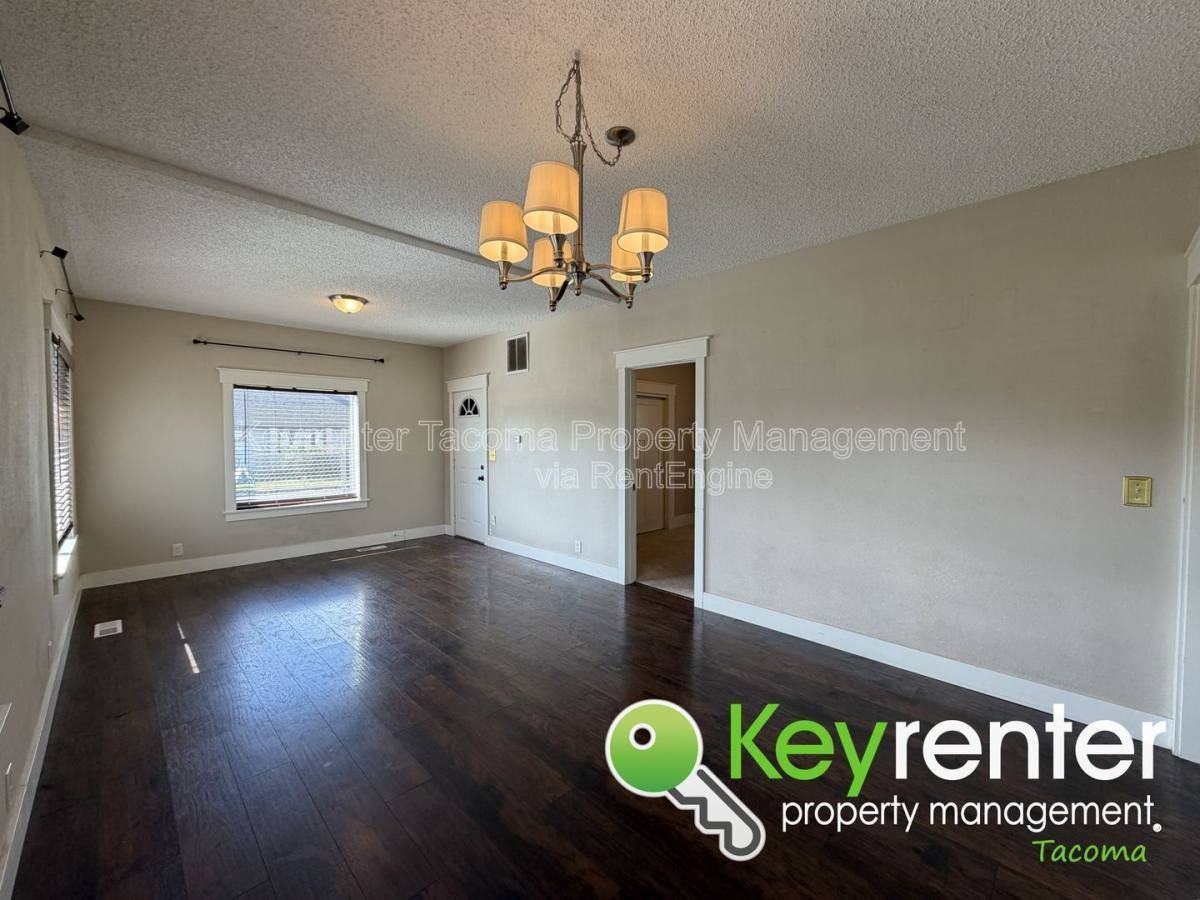 2601 S 53rd St - Photo 2 of 10