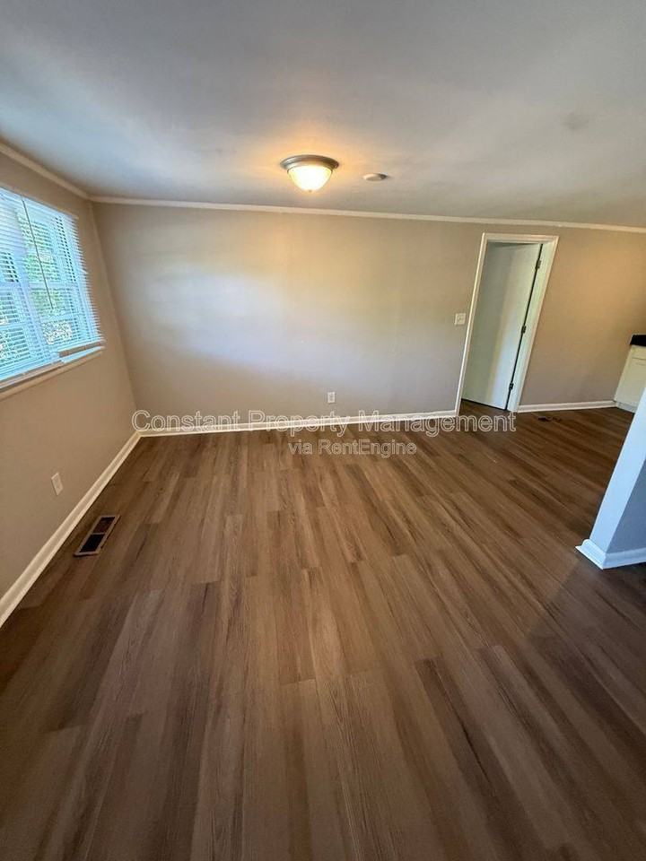 2485 Bristol Dr - Photo 3 of 10