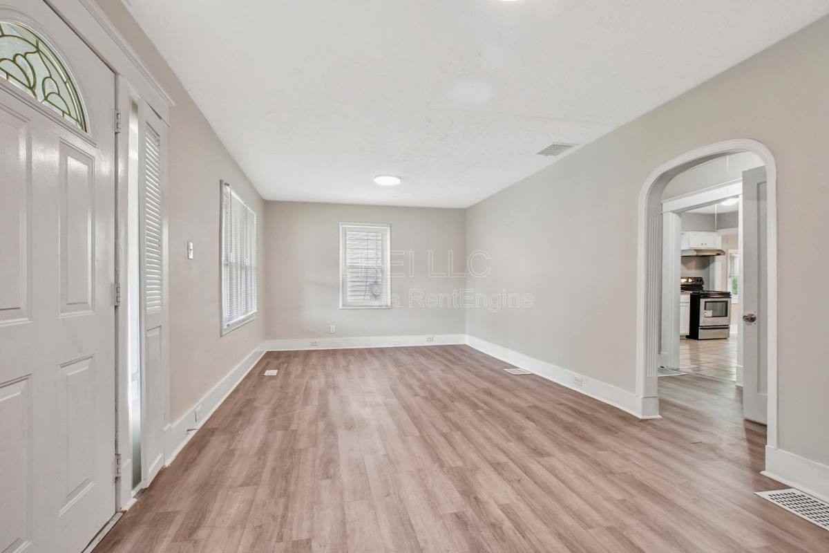 913 Denmark St - Photo 2 of 10