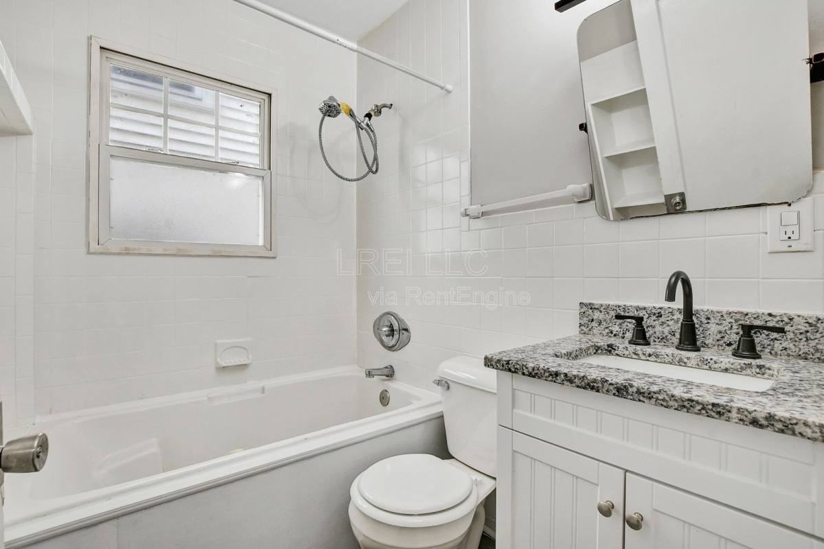 913 Denmark St - Photo 3 of 10