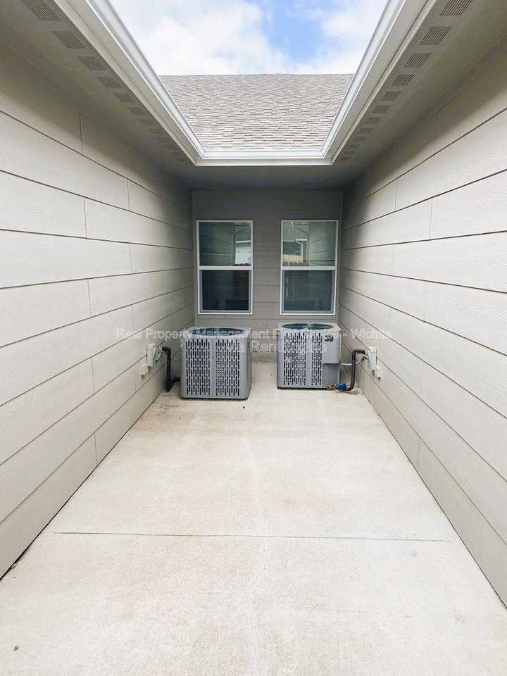 5474 N Colburn Court - Photo 3 of 10