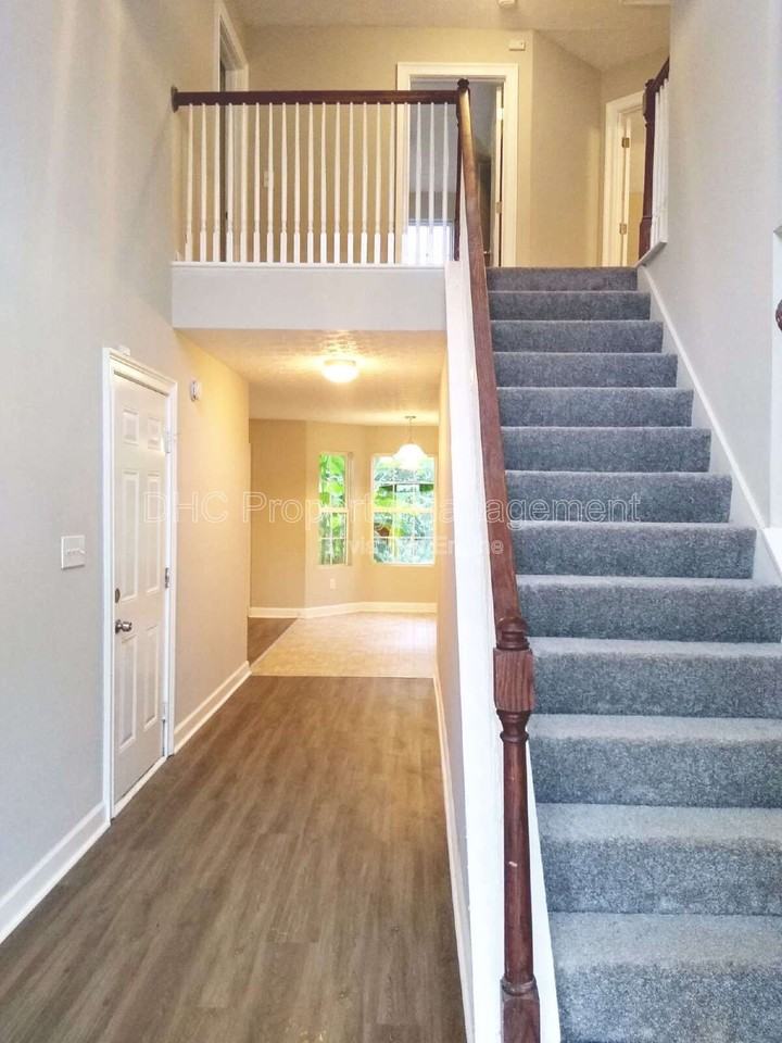 925 Revere Way - Photo 2 of 9