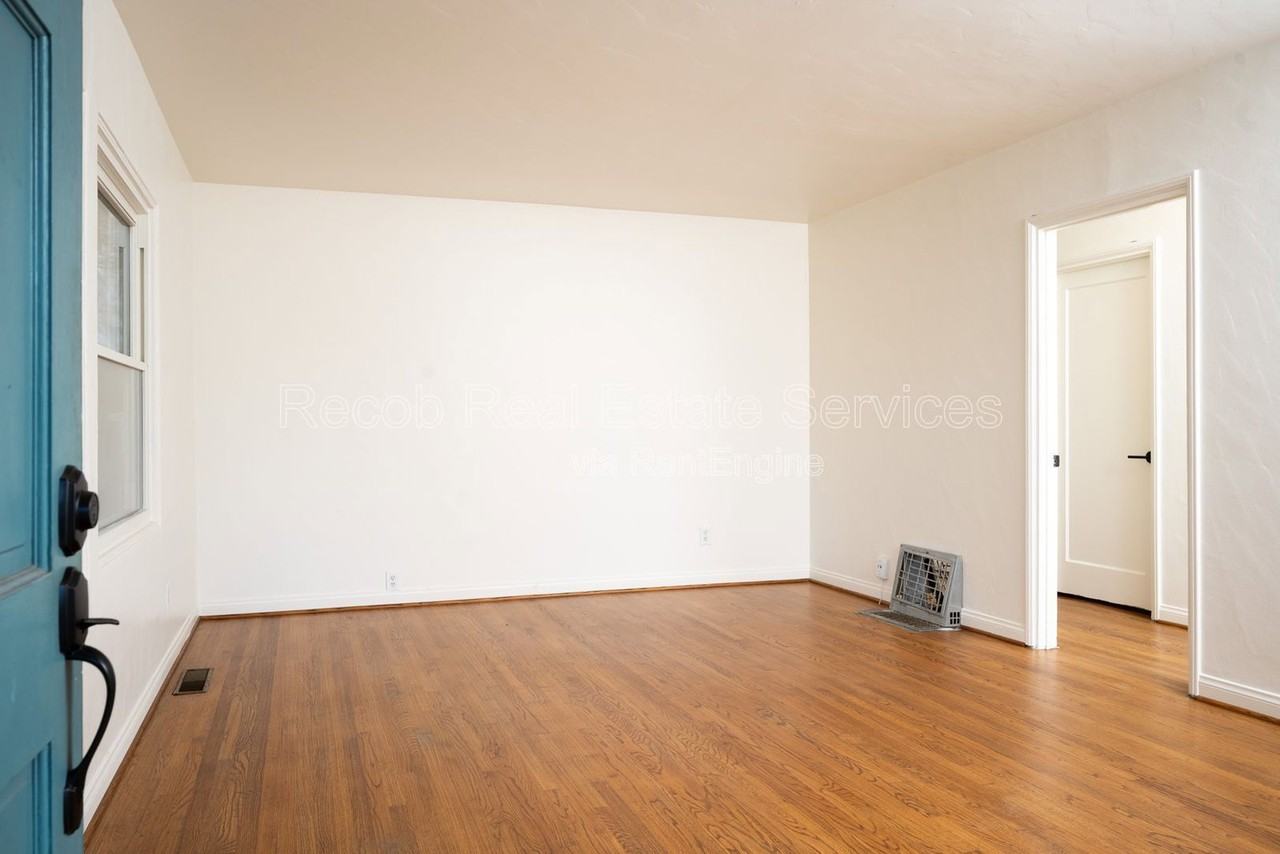 4405 60th St - Photo 3 of 24