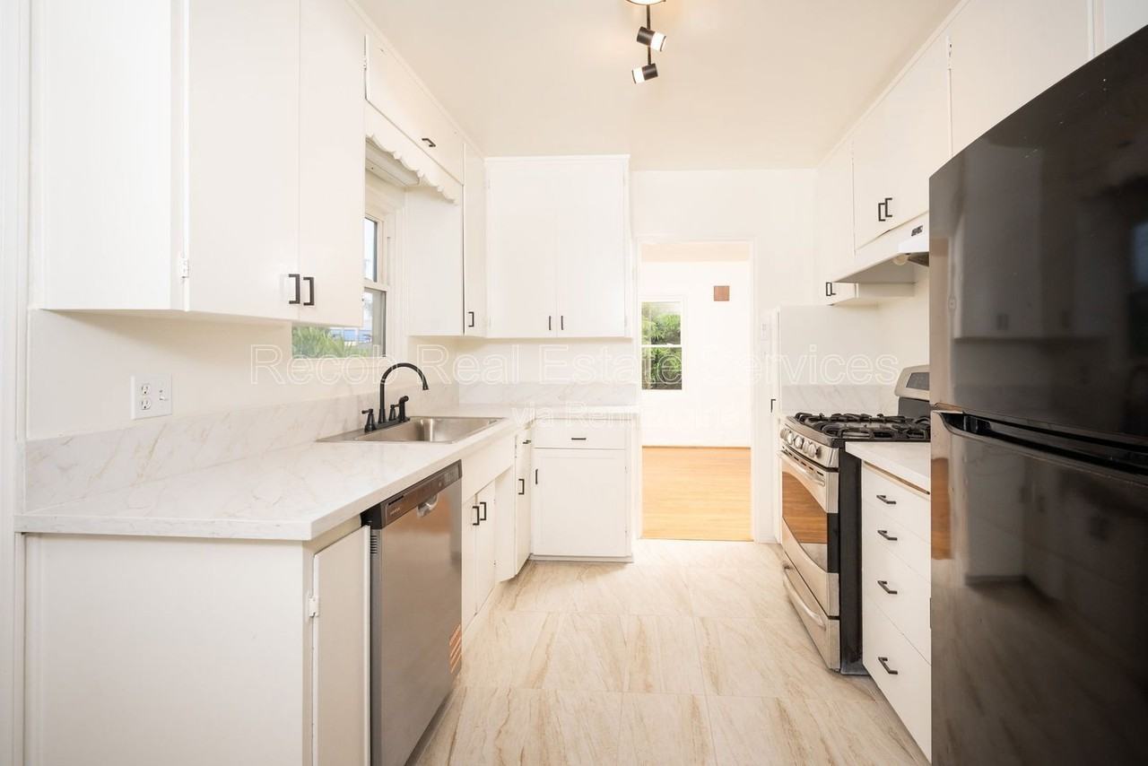 4405 60th St - Photo 7 of 24