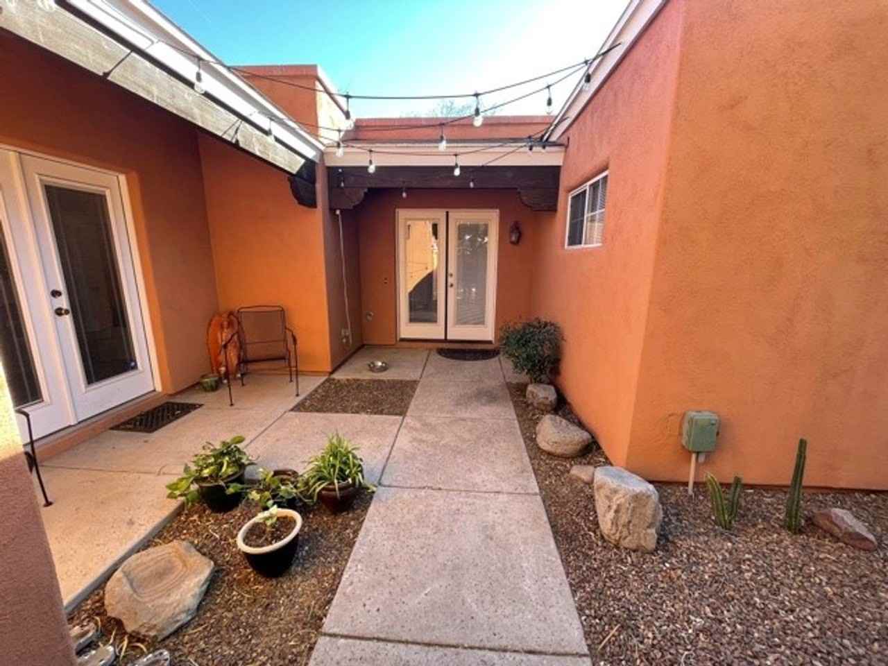 2940 N Adelaide Farms Pl - Photo 2 of 18