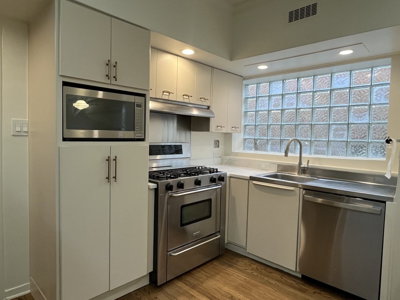 1035 Hull Ter #2 - Photo 6 of 31