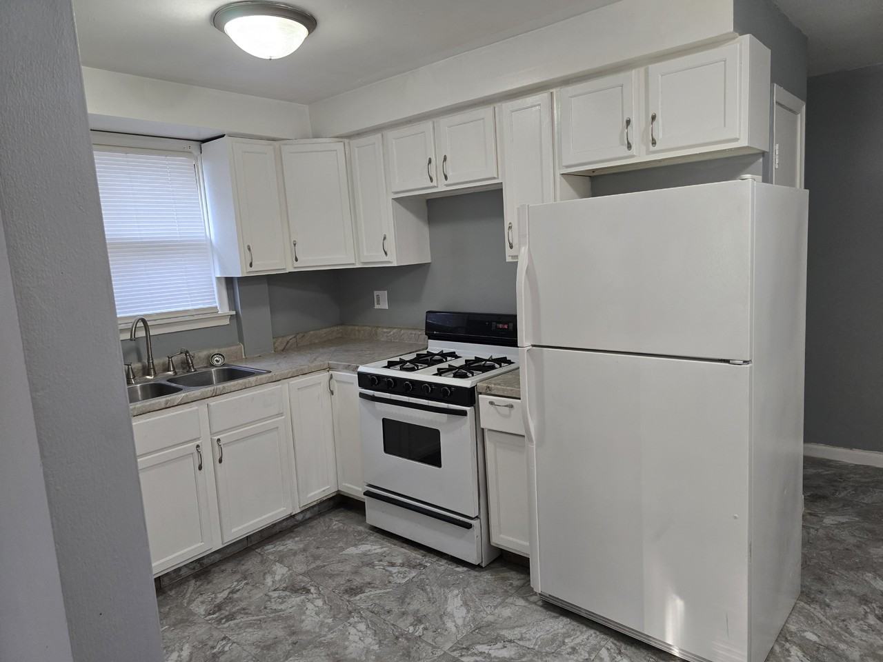 914 Burr St - Photo 2 of 26