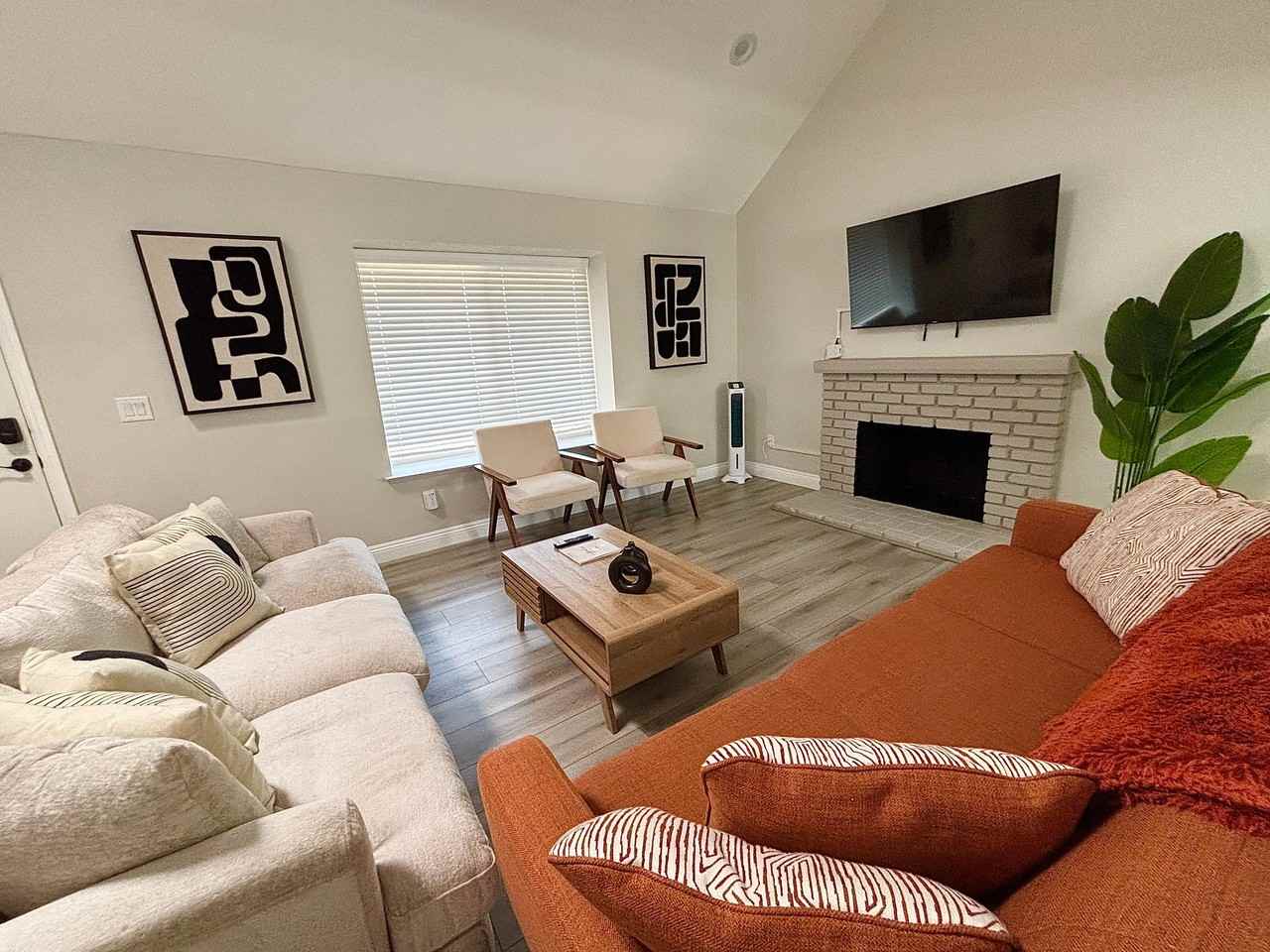 12765 Shadybend Dr - Photo 4 of 7