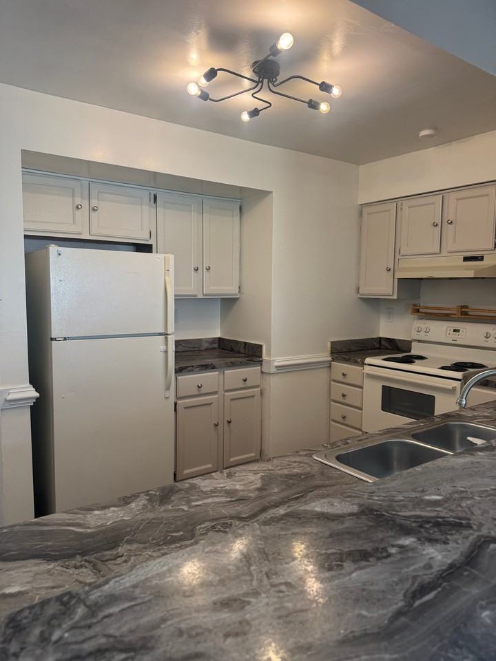 728 Kennesaw Ct - Photo 2 of 11