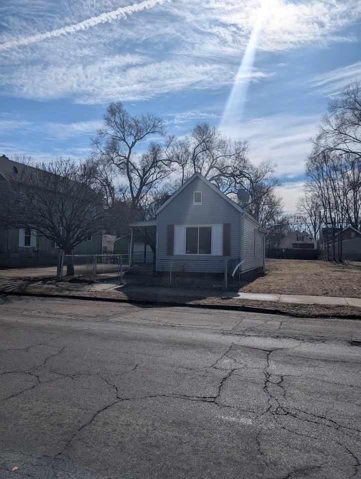 2116 W Garden St - Photo 2 of 20