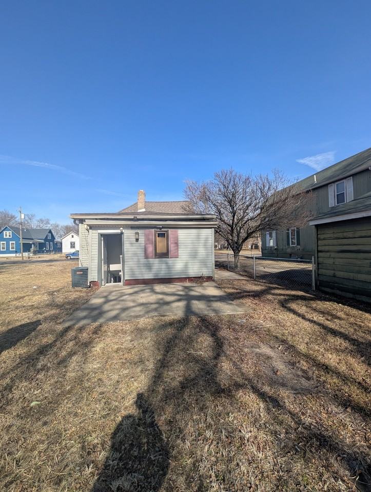 2116 W Garden St - Photo 3 of 20