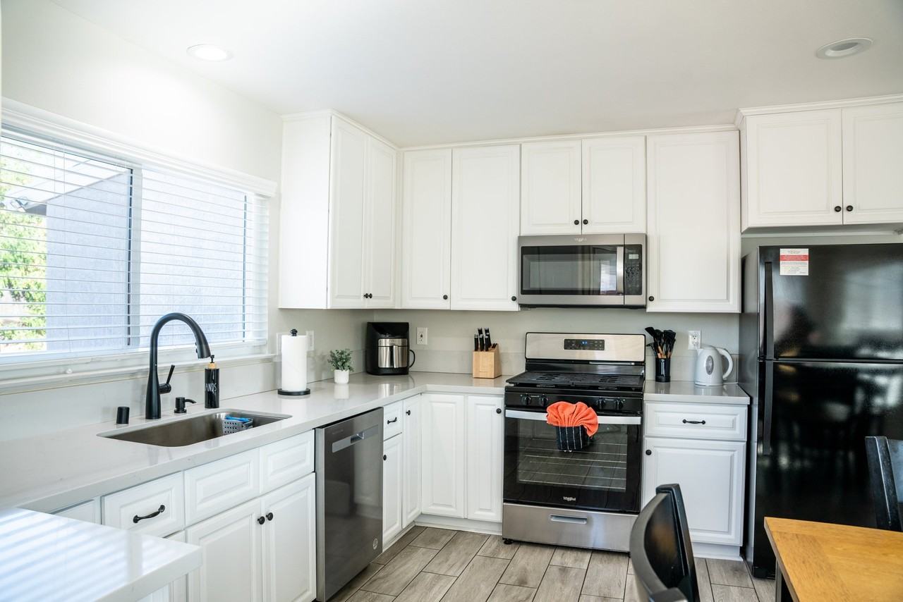 12765 Shadybend Dr - Photo 2 of 7