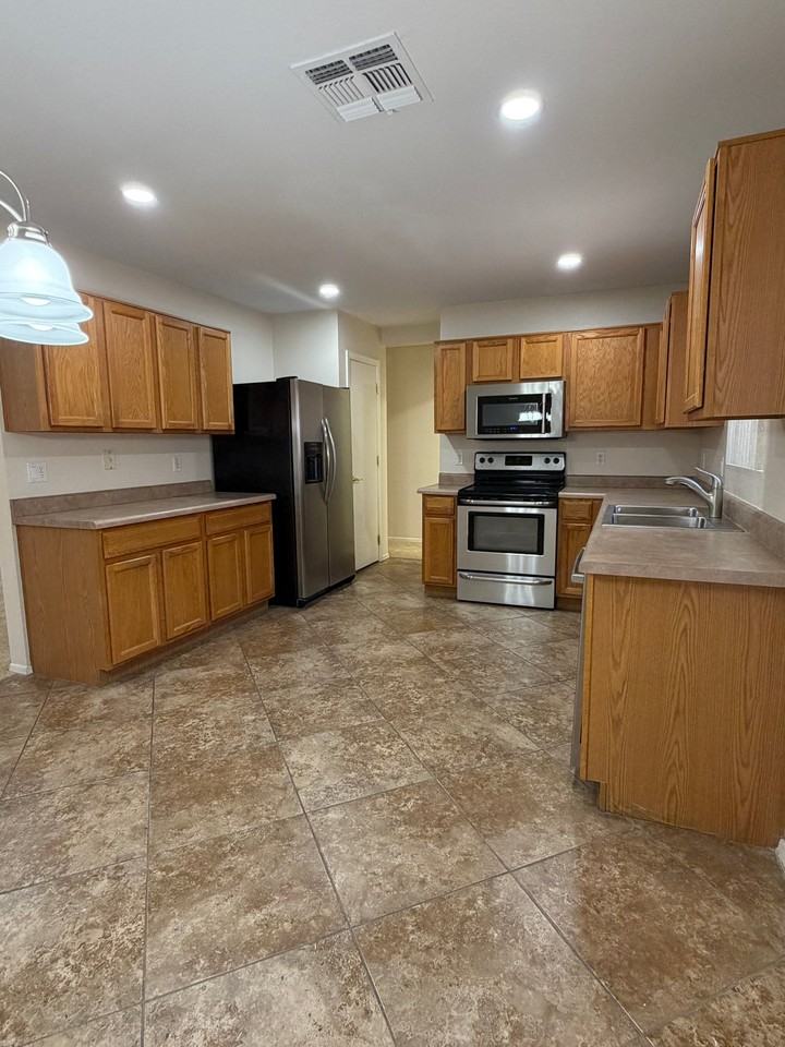 11402 W Hutton Dr - Photo 2 of 20