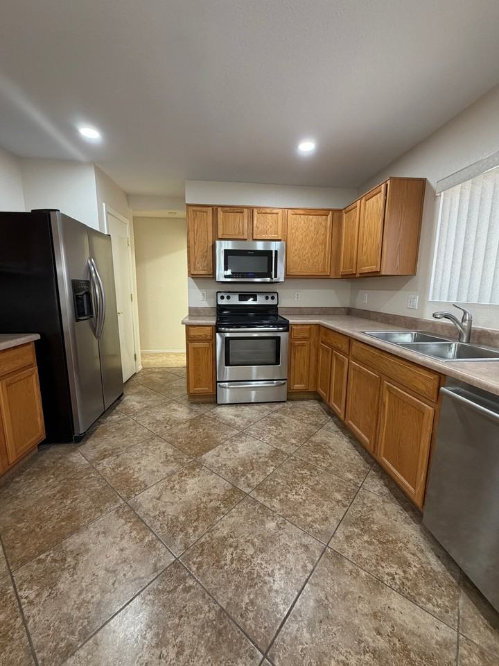 11402 W Hutton Dr - Photo 4 of 20