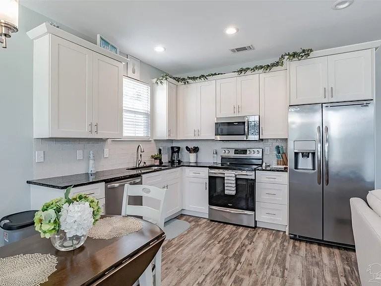 804 W Belmont St - Photo 6 of 20