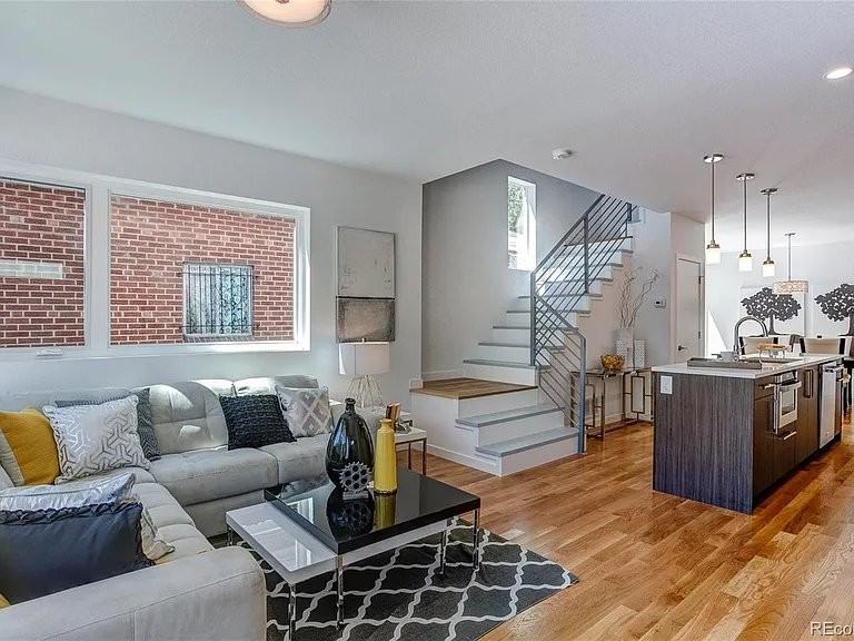 1927 Grove St - Photo 4 of 12