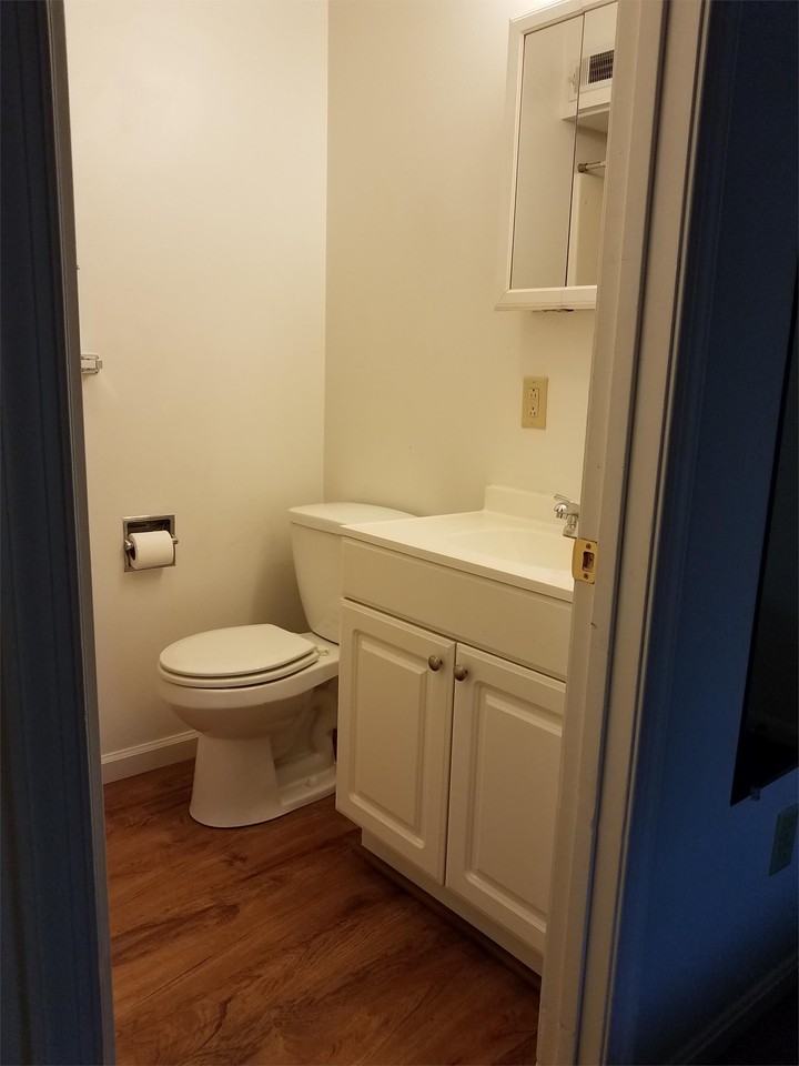 Sussex Court Apartments - Photo 5 of 15