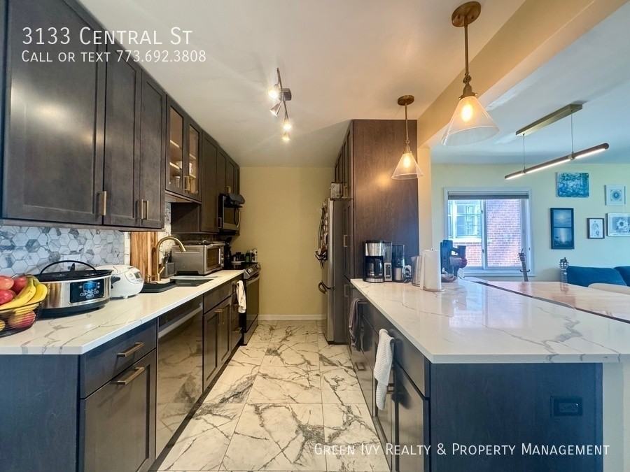 3133 Central St - Photo 4 of 17