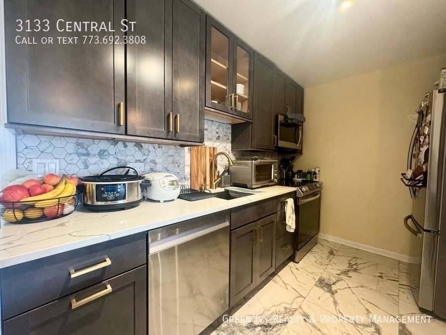 3133 Central St - Photo 5 of 17