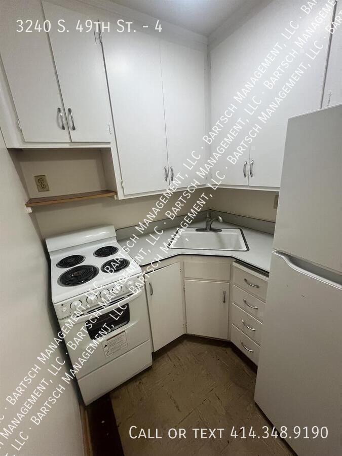 3240 S 49th St #4 - Photo 4 of 6