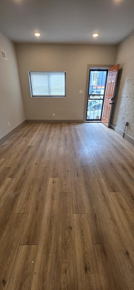 435 N Glover St - Photo 3 of 10