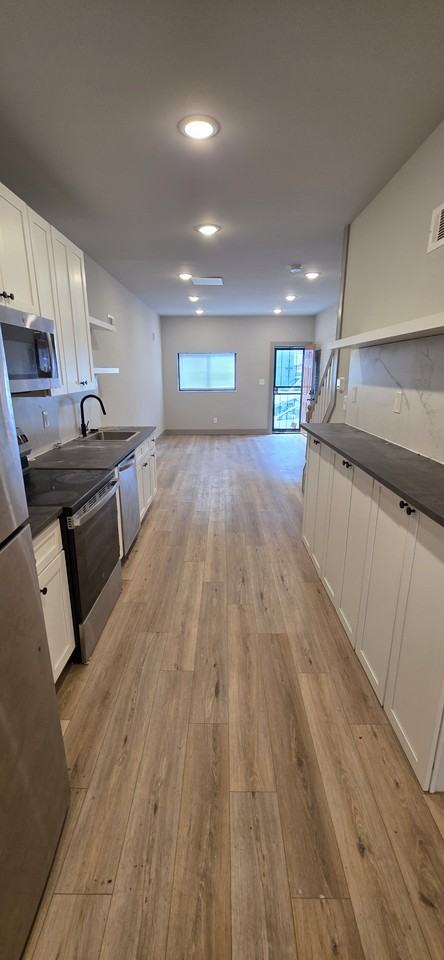 435 N Glover St - Photo 5 of 10