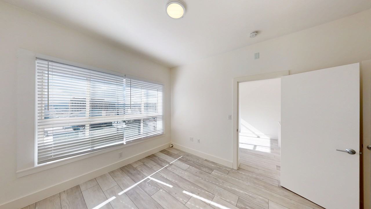 1433 Clay St #12 - Photo 7 of 24