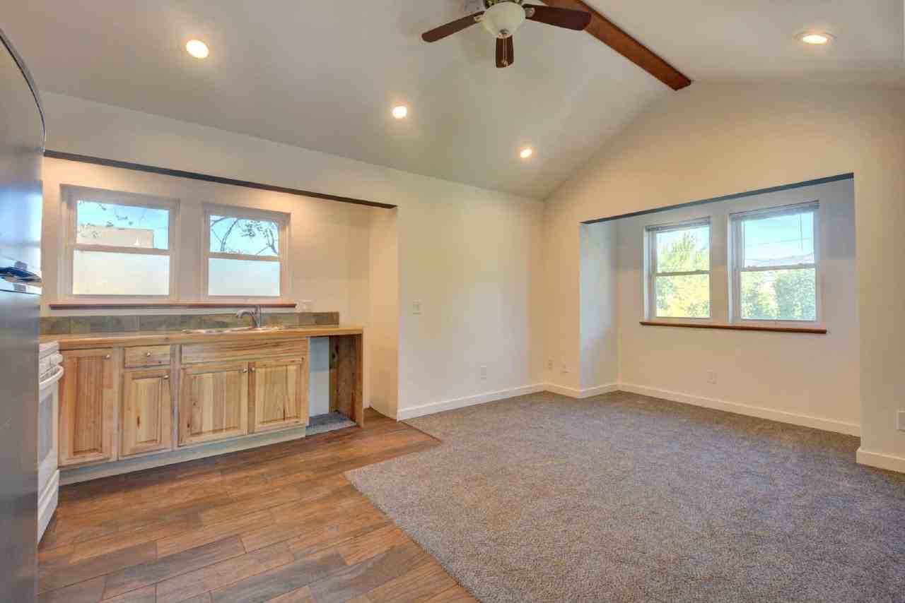 393 N Laurel St - Photo 2 of 19