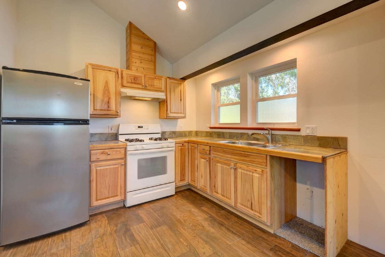 393 N Laurel St - Photo 3 of 19