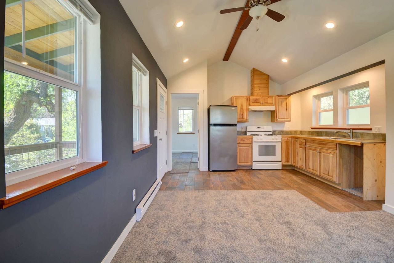 393 N Laurel St - Photo 6 of 19