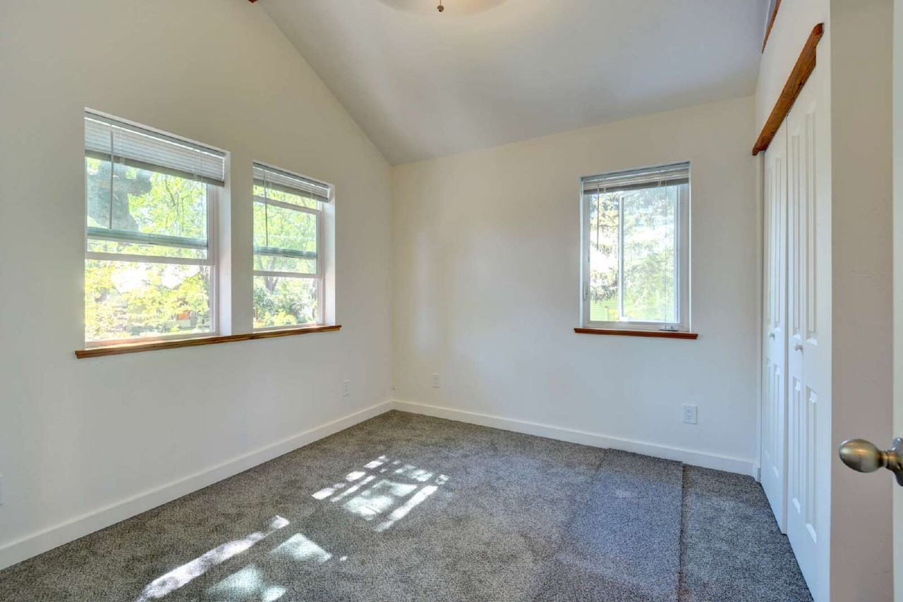 393 N Laurel St - Photo 7 of 19