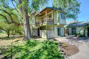 featured image of 393 N Laurel St