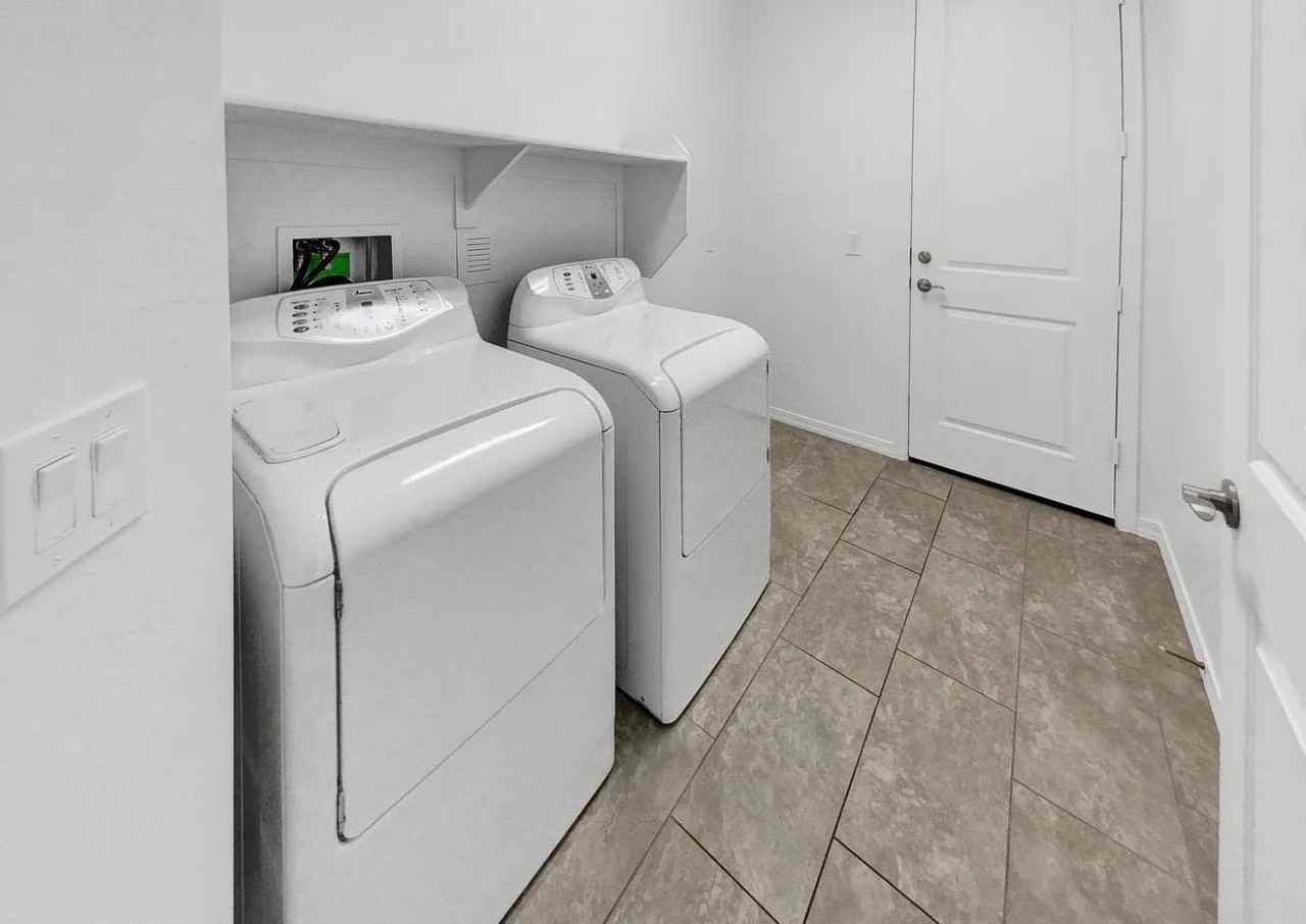 6418 W Mark Ln - Photo 7 of 14