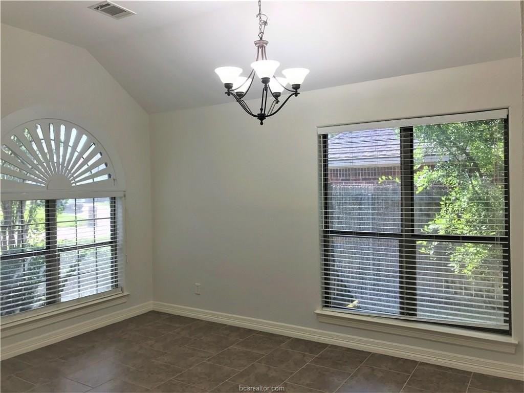 3905 Tournay Ln - Photo 4 of 26