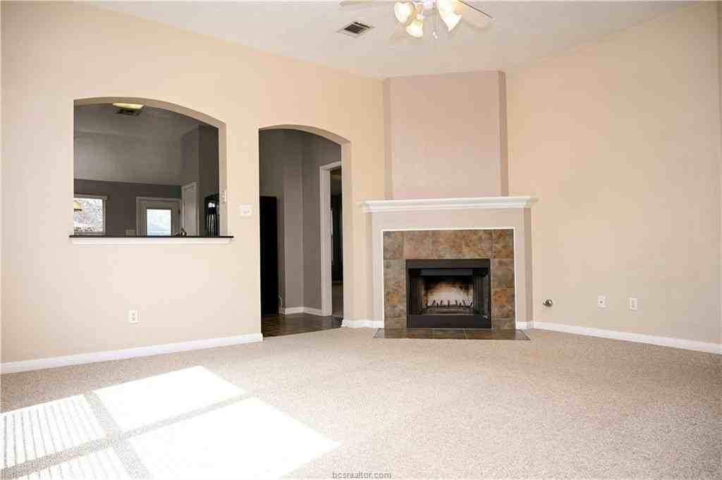 1001 Fallbrook Loop - Photo 2 of 10