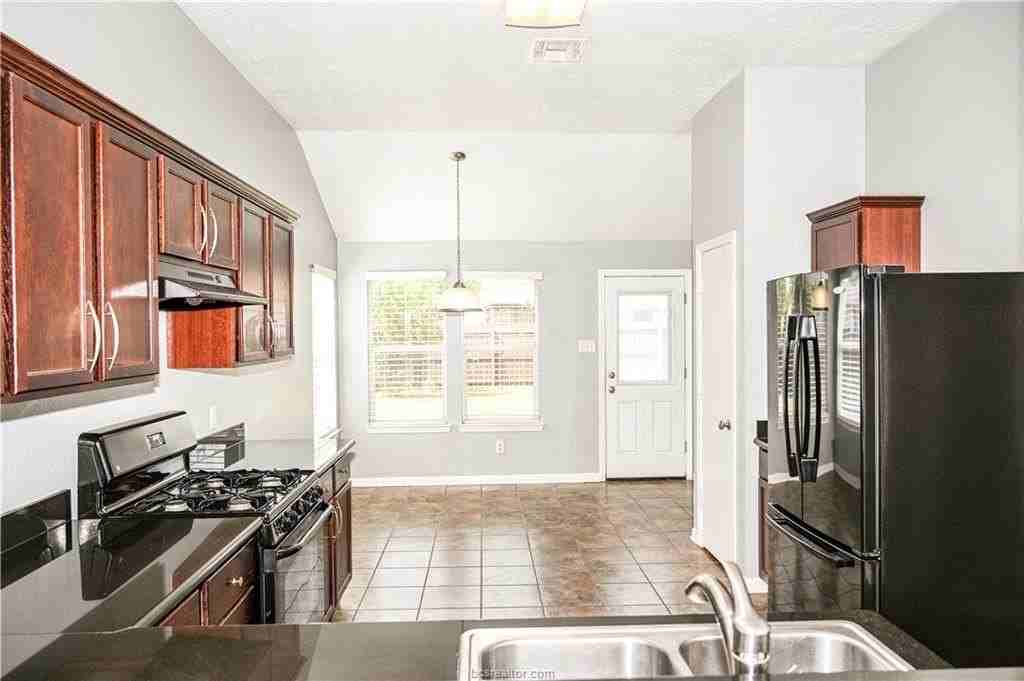 1001 Fallbrook Loop - Photo 3 of 10