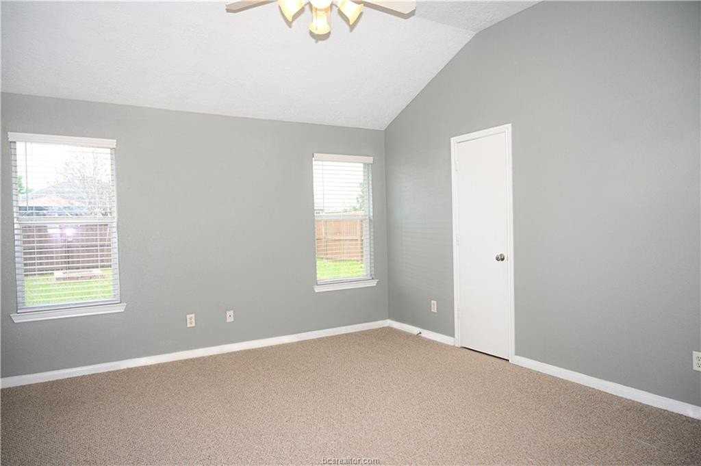 1001 Fallbrook Loop - Photo 4 of 10