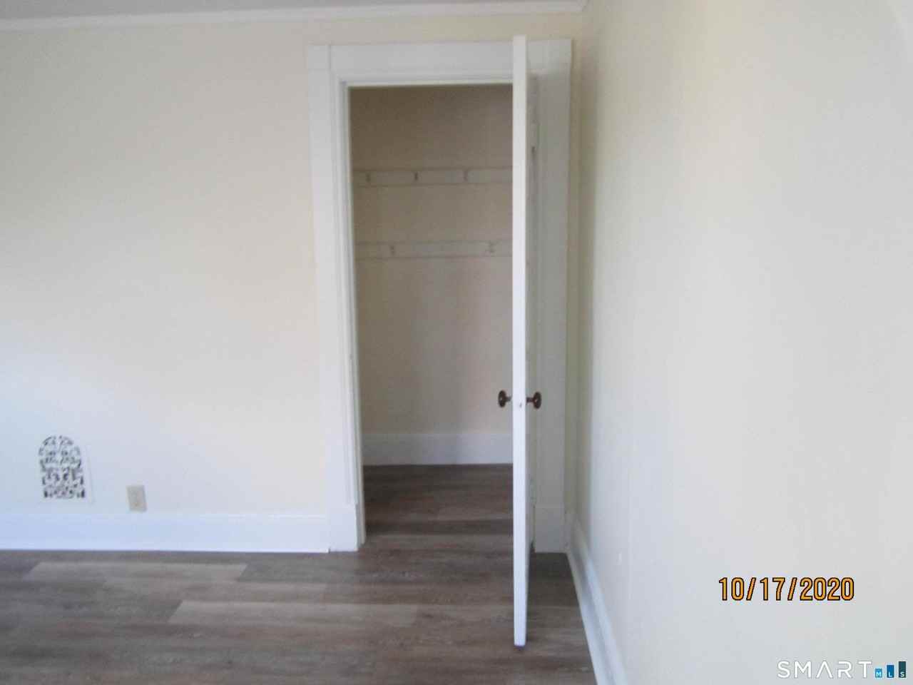 1085 Broad St - Photo 4 of 12