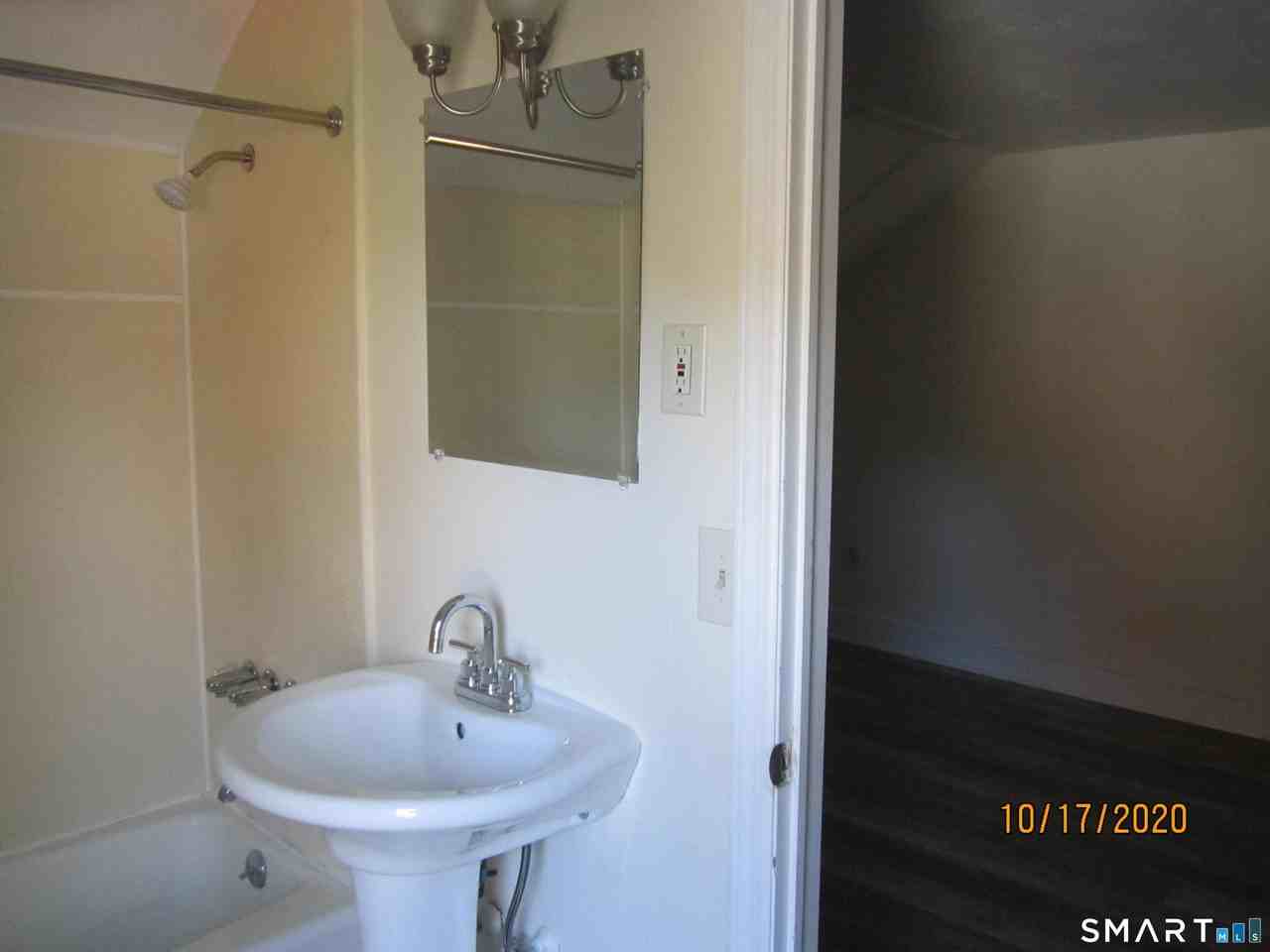 1085 Broad St - Photo 7 of 12