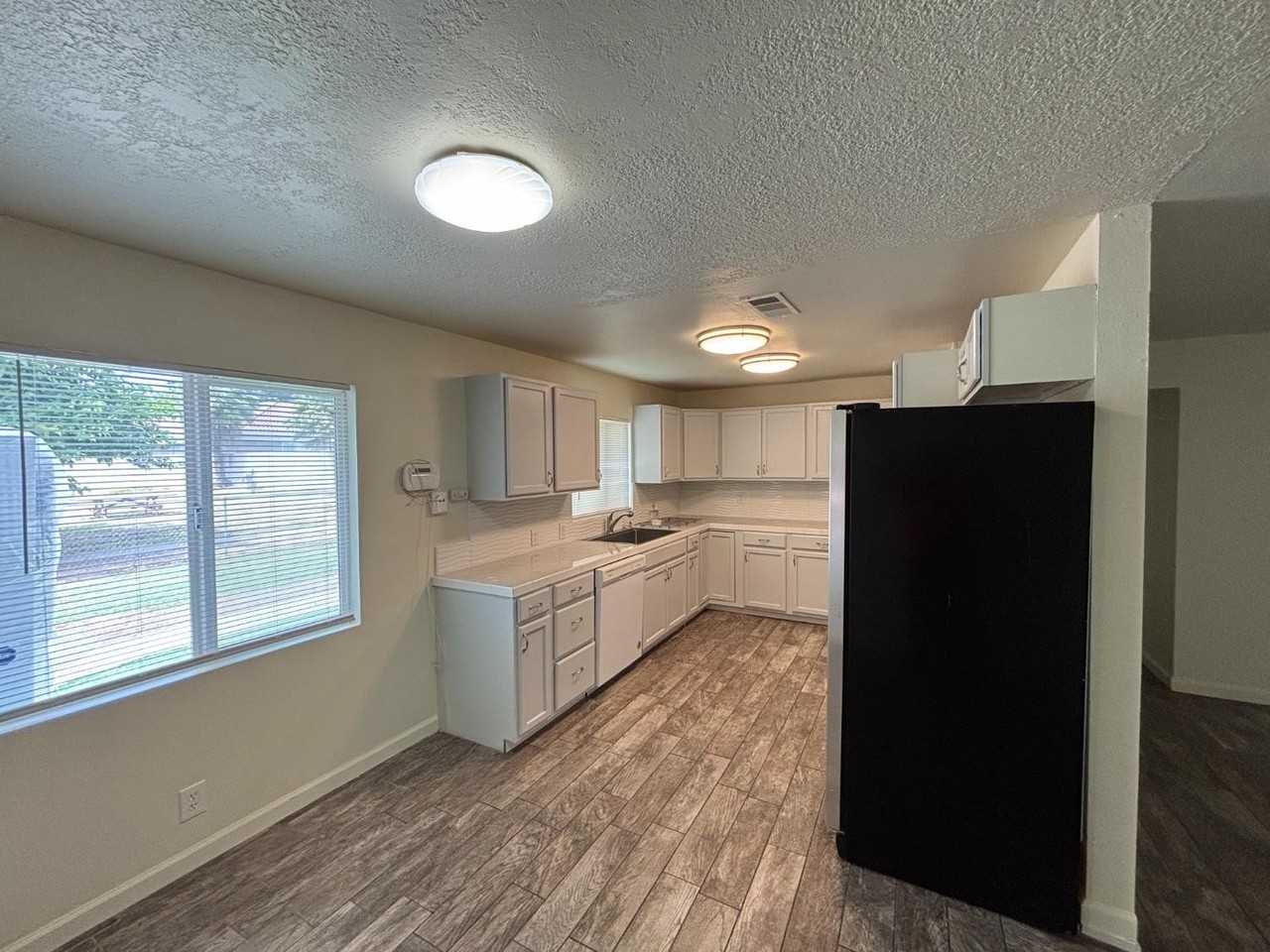 7421 N Maple Ave - Photo 4 of 22