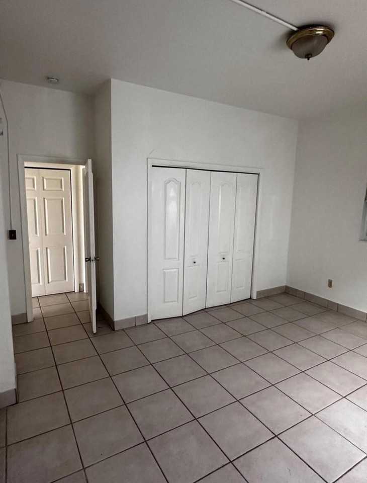 911 Ne 5th Ave #1 - Photo 6 of 11