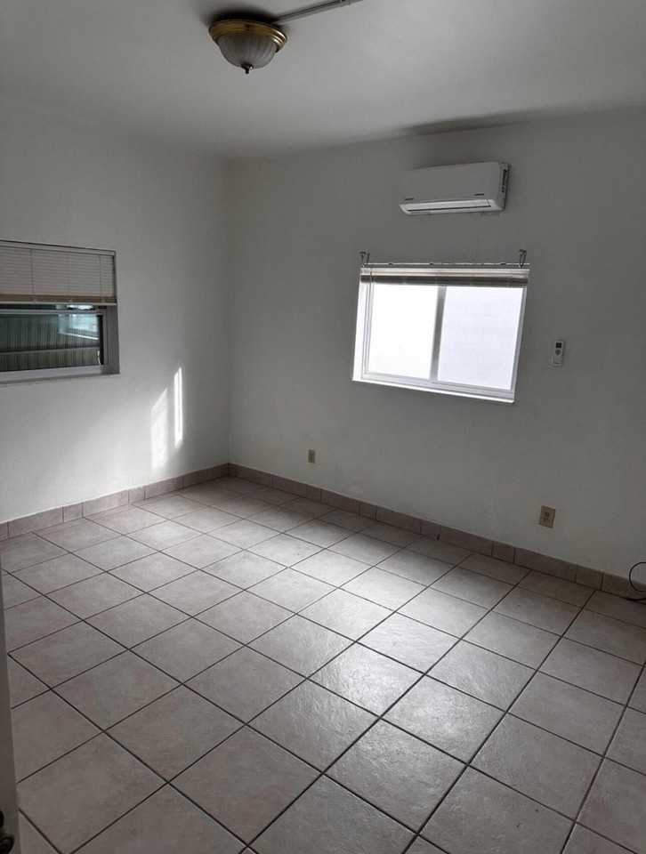 911 Ne 5th Ave #1 - Photo 7 of 11