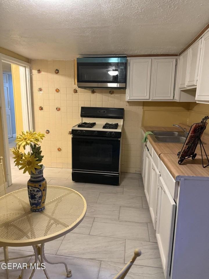 1213 N Boone St - Photo 4 of 22