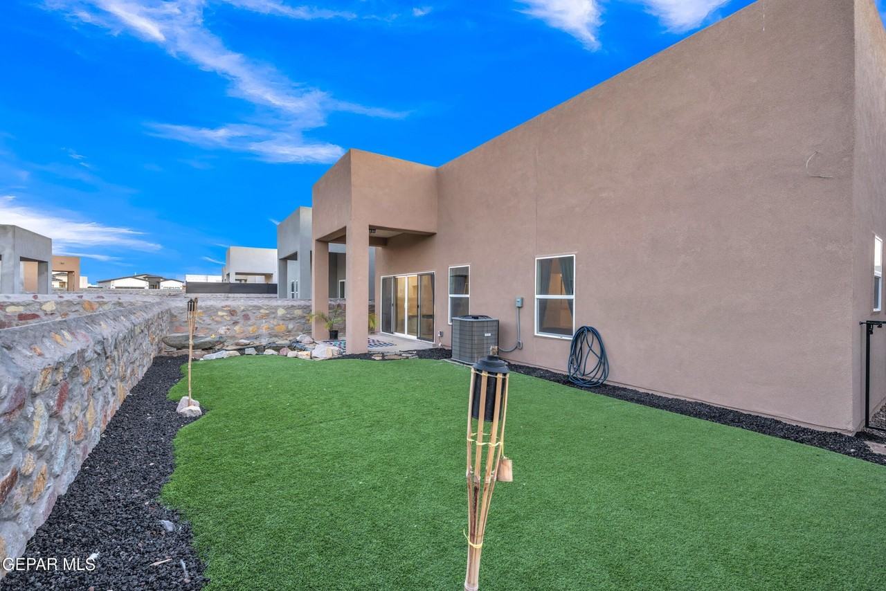 13257 Coldham St - Photo 3 of 49