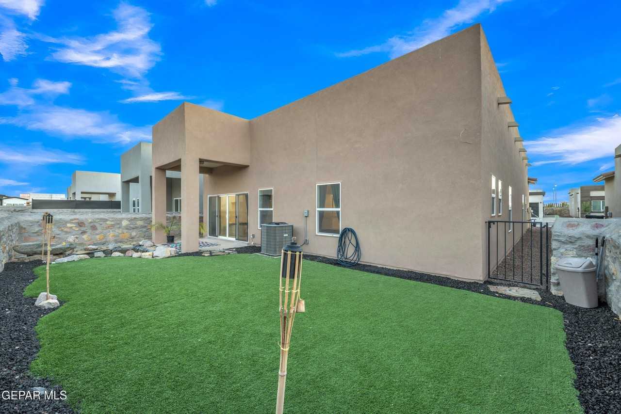 13257 Coldham St - Photo 4 of 49