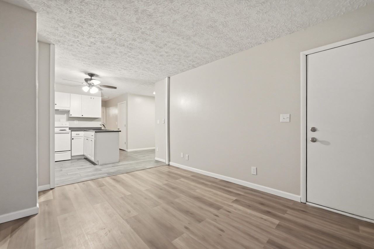 140 Sycamore Ct #142 - Photo 3 of 11