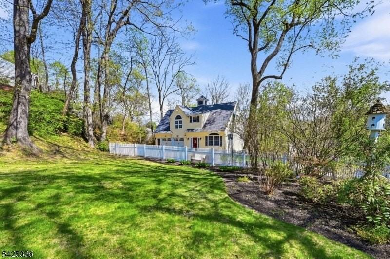 1 Conklin Ave - Photo 3 of 27